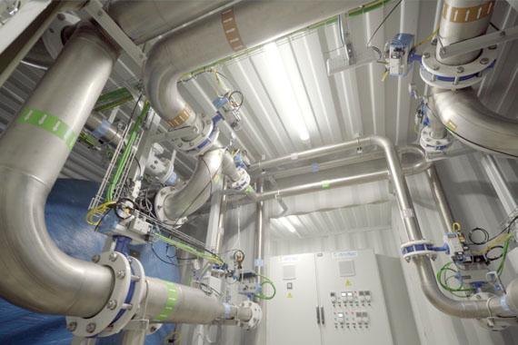 Sistema de tuberías industriales con válvulas y panel