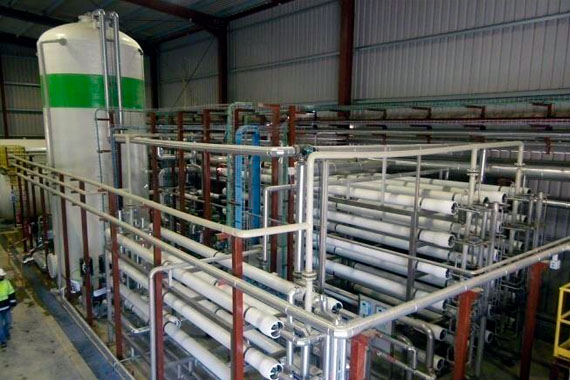 Planta industrial con sistema de filtración de agua