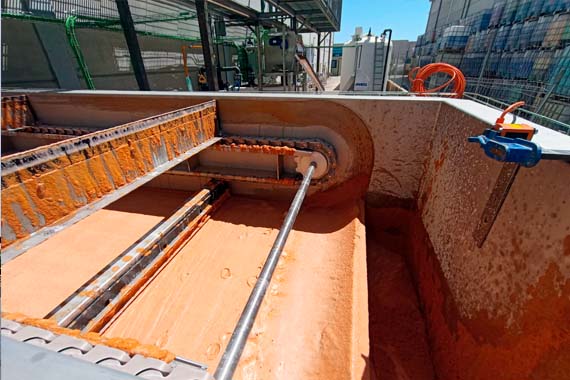 Depósito industrial con lodos y maquinaria de tratamiento
