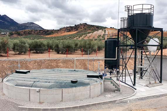 Planta depuradora rural con tanques y silos