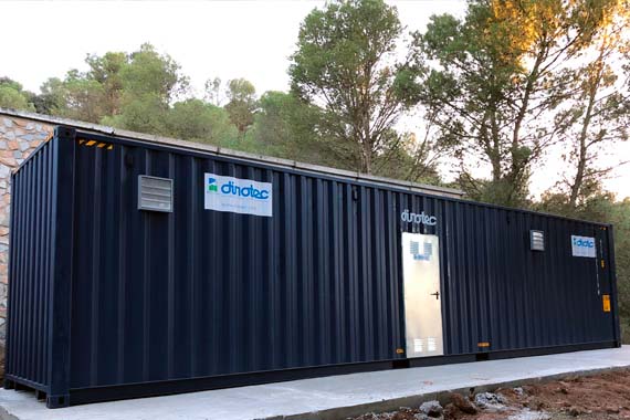 Módulo prefabricado azul instalado en entorno natural