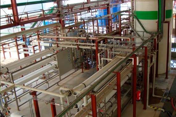 Instalación industrial con tuberías y depósitos metálicos