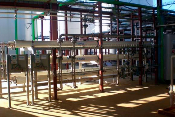 Instalación industrial con tuberías y sistemas de filtración