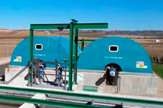 Depósitos industriales azules en planta de biogás rural