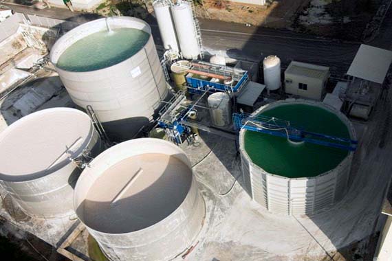 Depósitos circulares en planta de tratamiento de agua