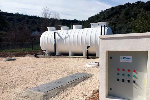 Depósitos industriales blancos en entorno rural