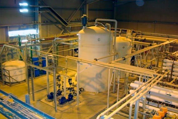 Instalación industrial con tanques y tuberías blancas