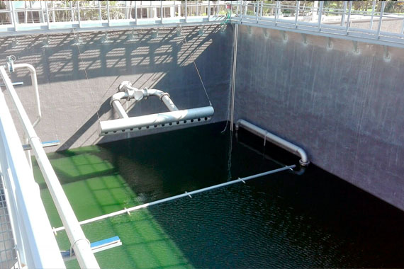 Depósito industrial de tratamiento de agua