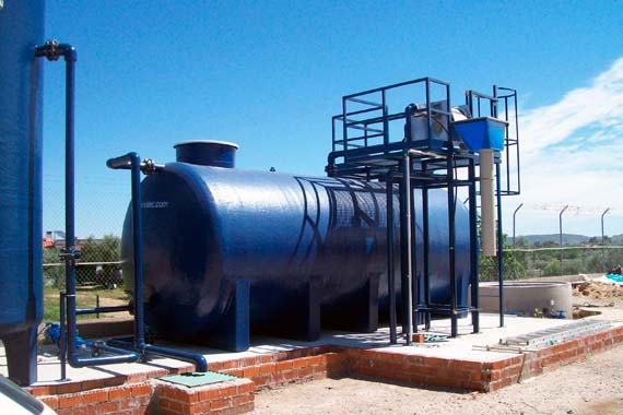Depósito industrial de tratamiento de agua exterior