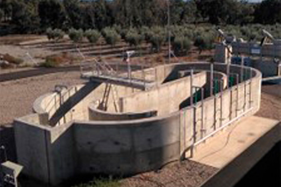 Depósito de agua y planta de tratamiento rural