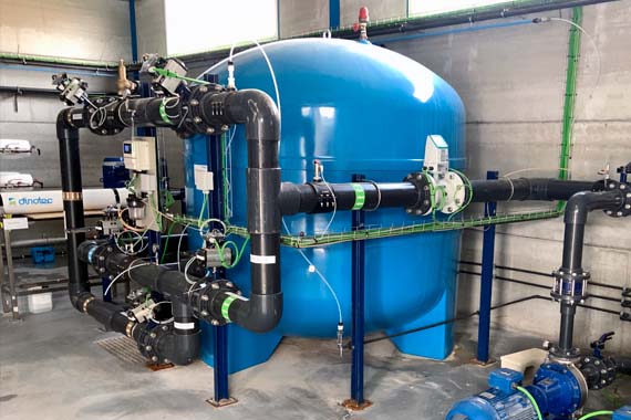 Tanque industrial azul con sistema de tuberías