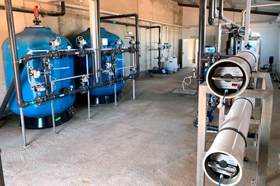 Planta industrial con tanques y sistemas de filtración