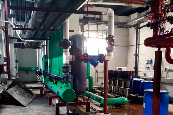Sala de máquinas industrial con tuberías y bombas