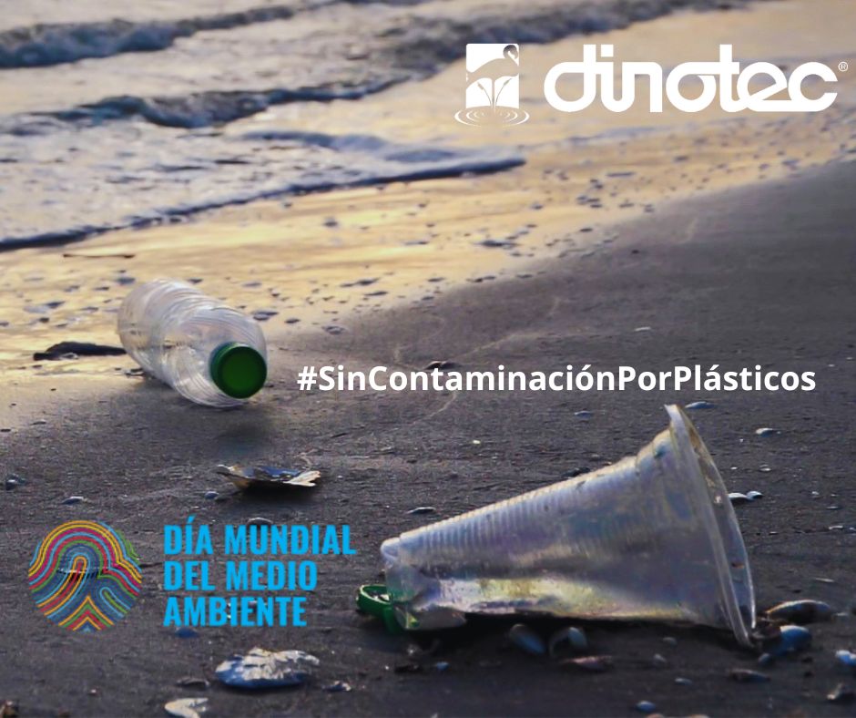 Plásticos abandonados en la orilla del mar