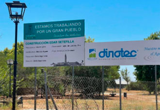 Cartel de obra de construcción en valla rural