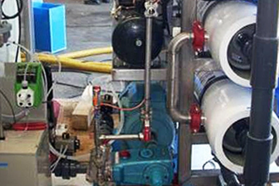 Sistema industrial de filtración con bombas y tuberías