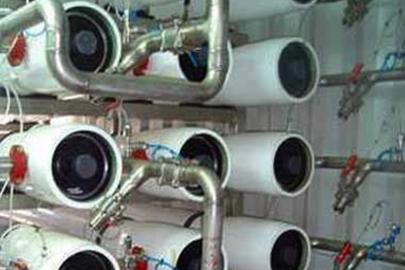 Sistema industrial de ósmosis inversa con tuberías