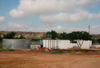Instalaciones industriales con depósitos y contenedores en terreno