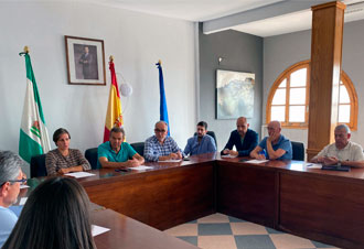 Reunión institucional en sala con banderas oficiales