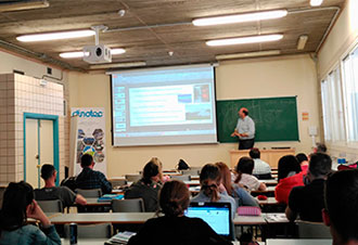 Profesor explicando lección con proyector en aula