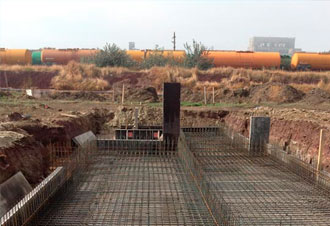 Cimentación con malla de acero en obra