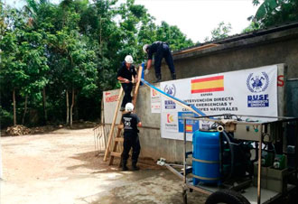 Técnicos instalan sistema de tratamiento de agua móvil