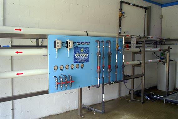 Panel industrial con tuberías y manómetros
