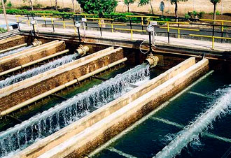 Planta de tratamiento de agua con canales y filtros