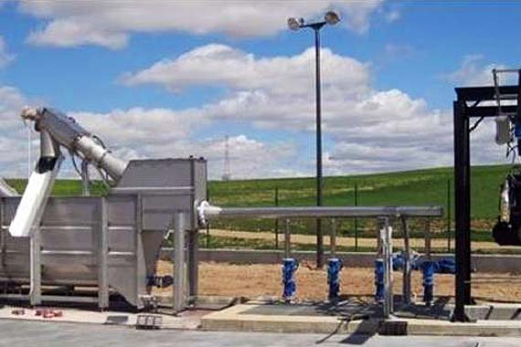 Instalación industrial con tuberías y depósito metálico exterior