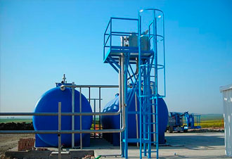 Depósitos industriales azules con estructura metálica exterior