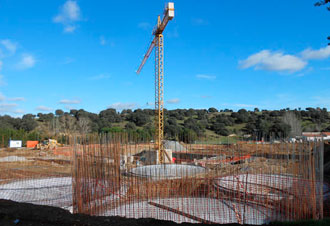 Grúa y cimientos circulares en obra