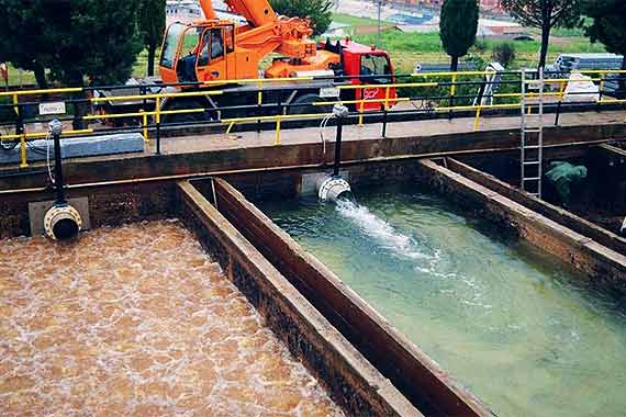 Planta de tratamiento de agua con canales industriales