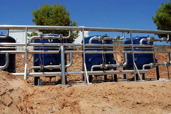 Depósitos industriales con tuberías en planta exterior