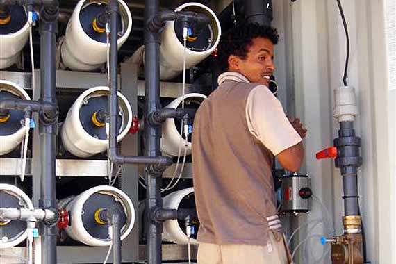 Técnico revisando sistema industrial de filtración de agua