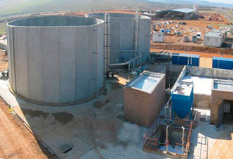 Grandes tanques industriales en planta en construcción