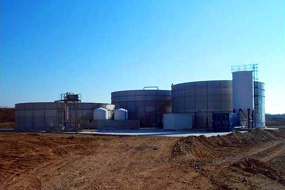 Depósitos industriales metálicos en zona rural