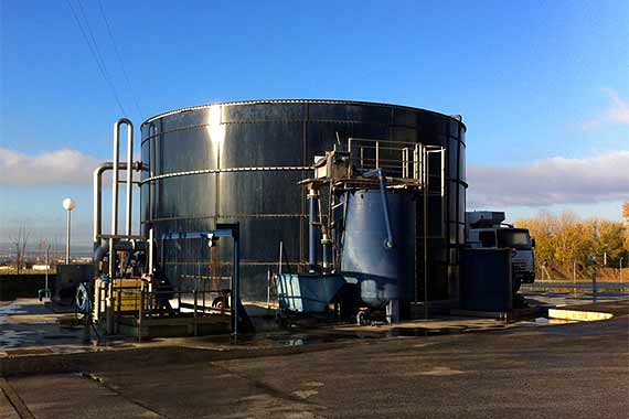 Gran tanque industrial cilíndrico en planta exterior