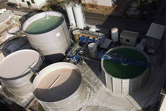 Planta de tratamiento de agua con grandes tanques