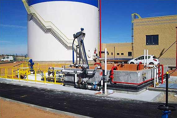 Tanque industrial con tuberías y plataforma de seguridad