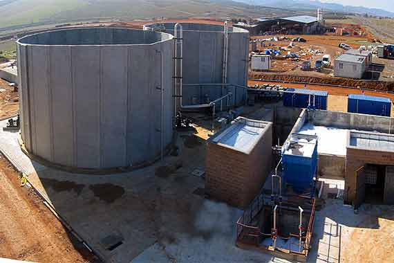 Grandes tanques industriales en planta de tratamiento