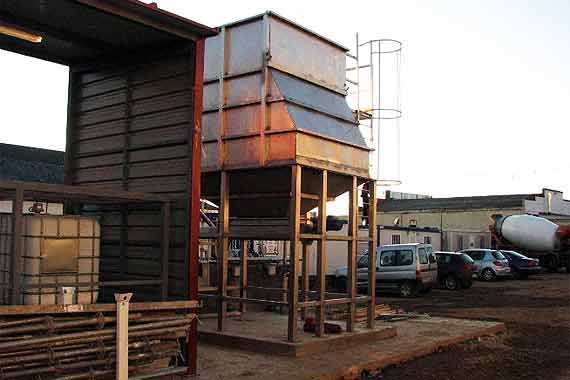 Depósito metálico elevado en entorno industrial