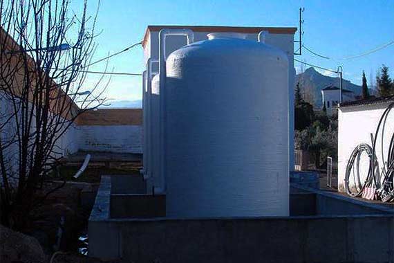 Depósito de agua blanco en azotea rural