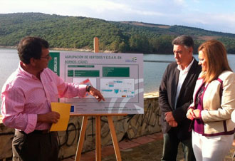 Presentación de proyecto al aire libre junto al agua
