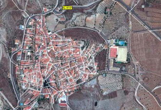 Vista aérea de un pequeño pueblo y campos