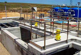 Planta industrial con tanques y tuberías azules
