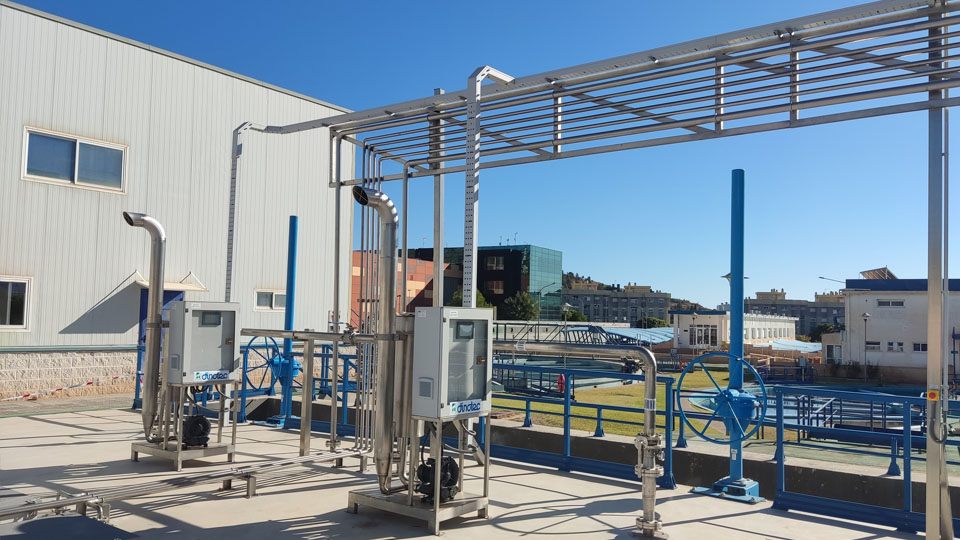 Instalación industrial con tuberías y válvulas de tratamiento
