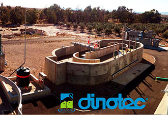 Planta de tratamiento de agua con tanques circulares