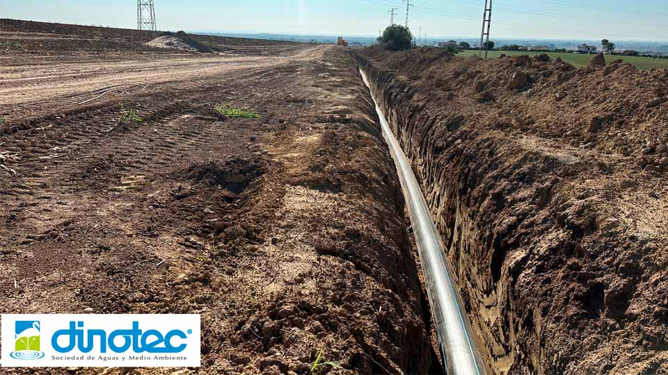 Zanja con tubería instalada en terreno rural