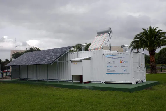 Edificio modular con paneles solares en zona verde