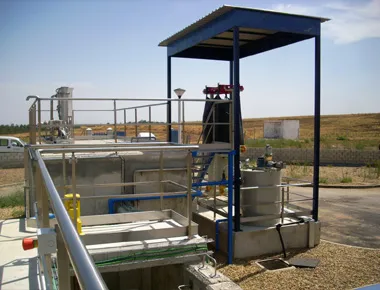 Instalación industrial con tanques y tuberías al aire libre